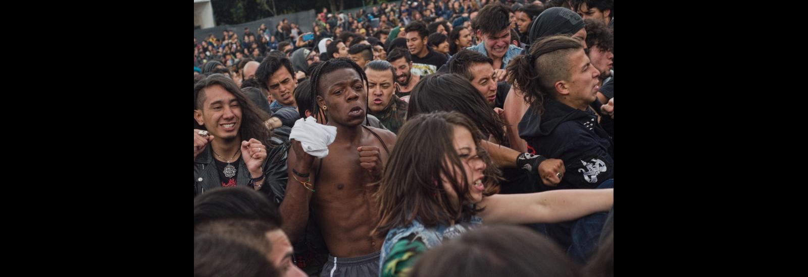 Jóvenes en un pogo durante el Festival Rock al Parque 2019