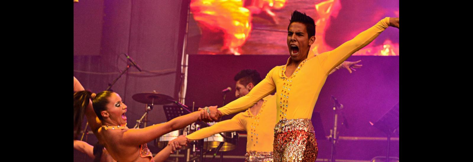 Pareja de bailarines de salsa