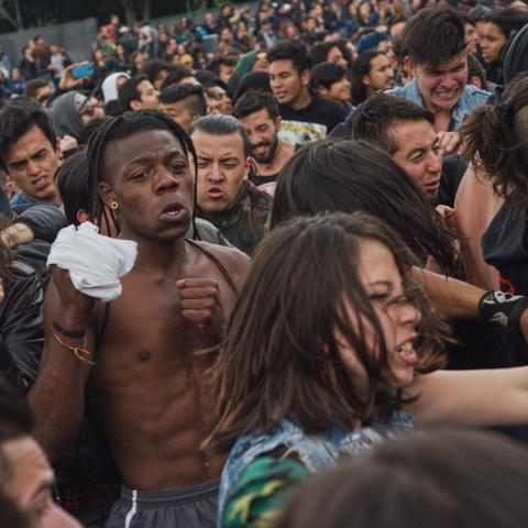 Jóvenes en un pogo durante el Festival Rock al Parque 2019