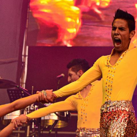 Pareja de bailarines de salsa