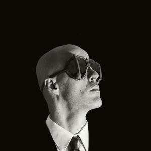 Hombre mirando hacia arriba